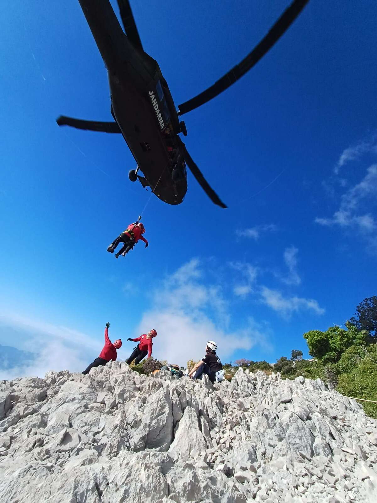 Fethiye’de Paraşüt Faciası: Jandarma Zorlu Araziden Cansız Bedeni Helikopterle Aldı 4